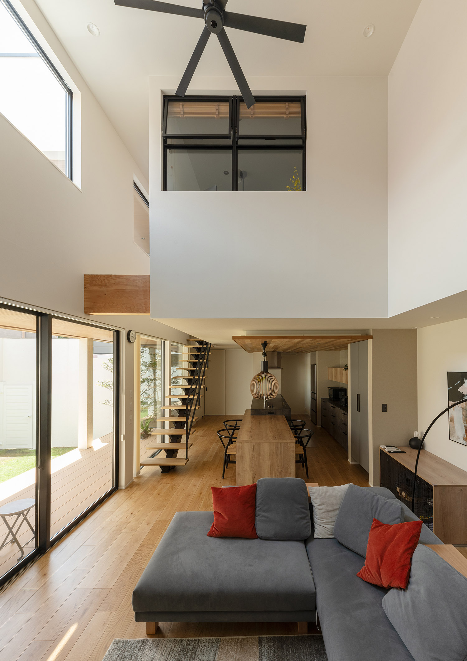 吹き抜け上部に窓や室内窓が設けられている様子・デザイン住宅 注文住宅・デザイン住宅建築実例_『CASE757 トキノエンガワ』_LDK