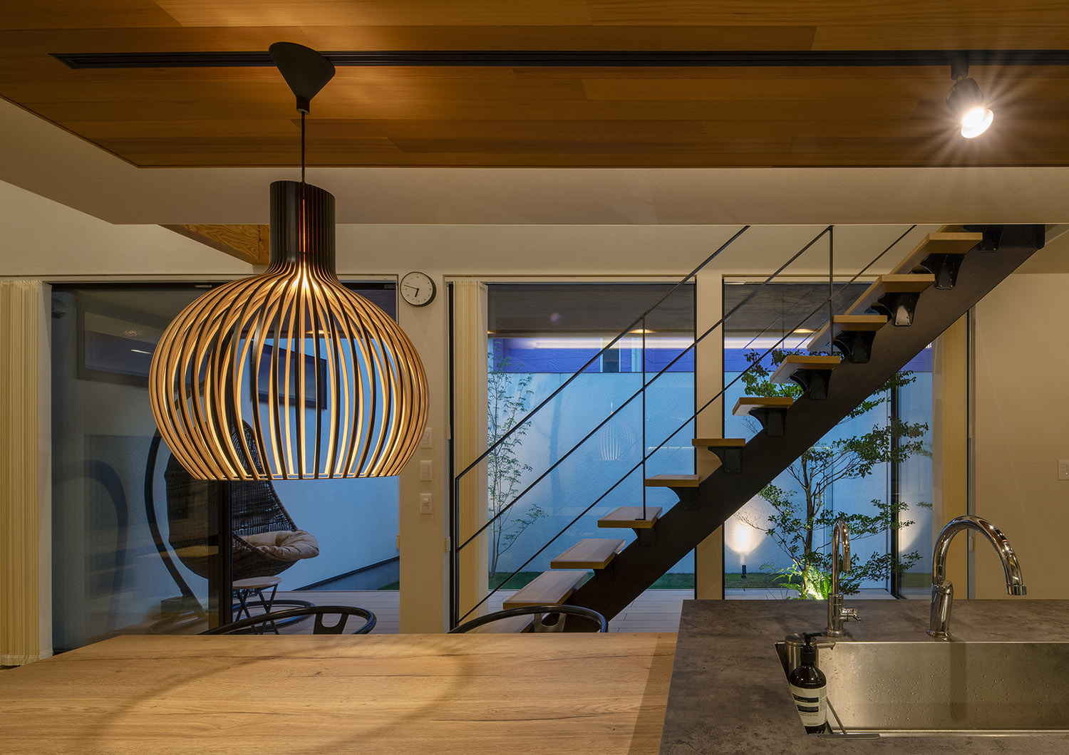 木目の天井に取り付けられたスポットライトやペンダントライト・デザイン住宅 注文住宅・デザイン住宅建築実例_『CASE757 トキノエンガワ』_キッチン