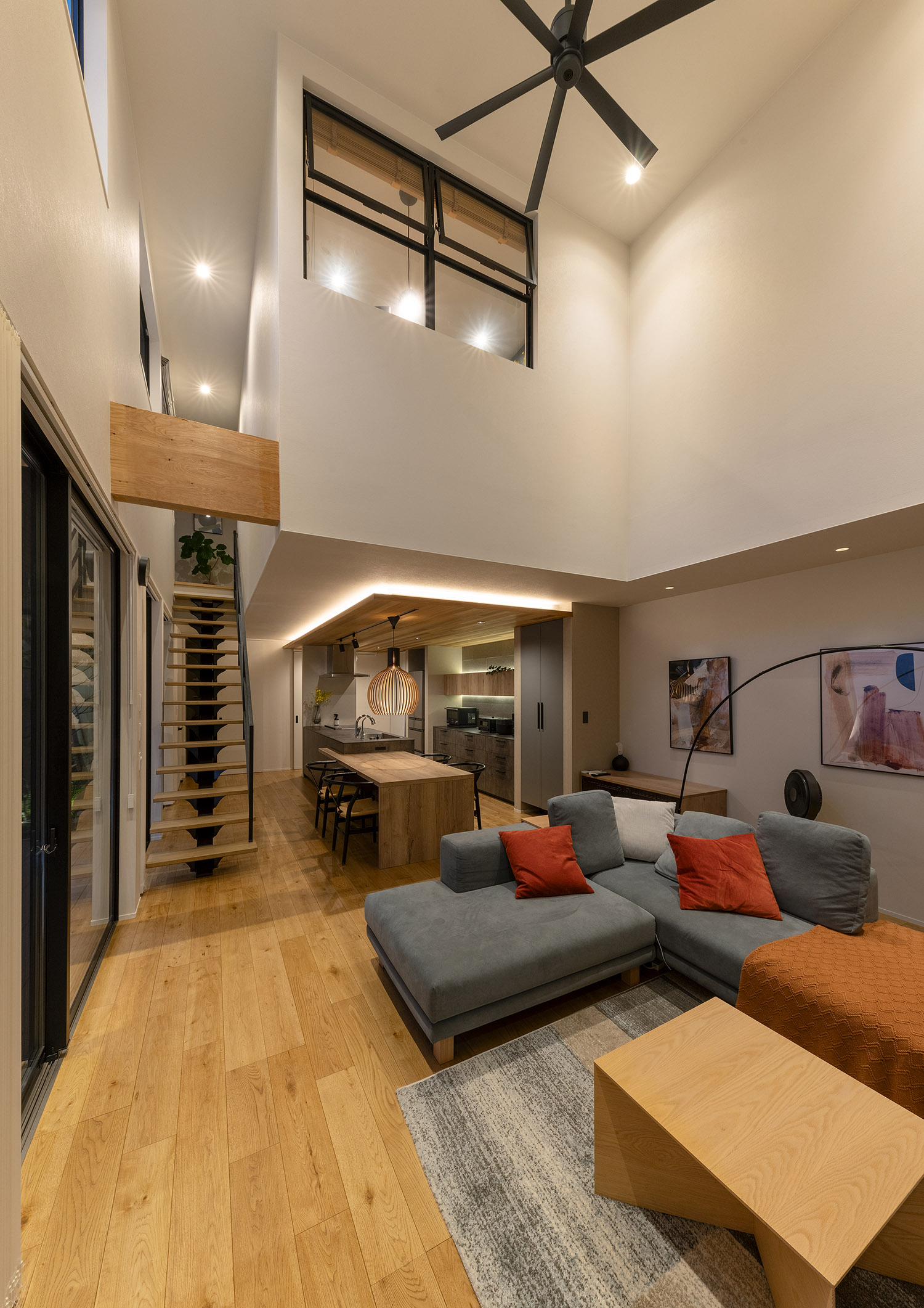 シーリングファンが設けられた吹き抜けの天井に、ダウンライトも取り付けられたLDK・デザイン住宅 注文住宅・デザイン住宅建築実例_『CASE757 トキノエンガワ』_LDK