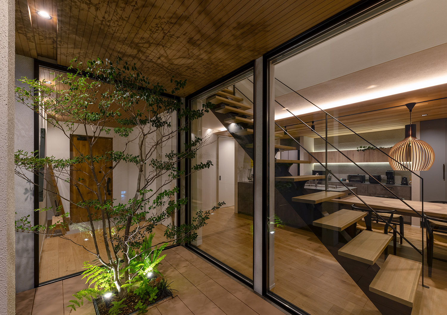 縁側とLDKが大開口窓で区切られている様子・デザイン住宅 注文住宅・デザイン住宅建築実例_『CASE757 トキノエンガワ』_テラス・バルコニー