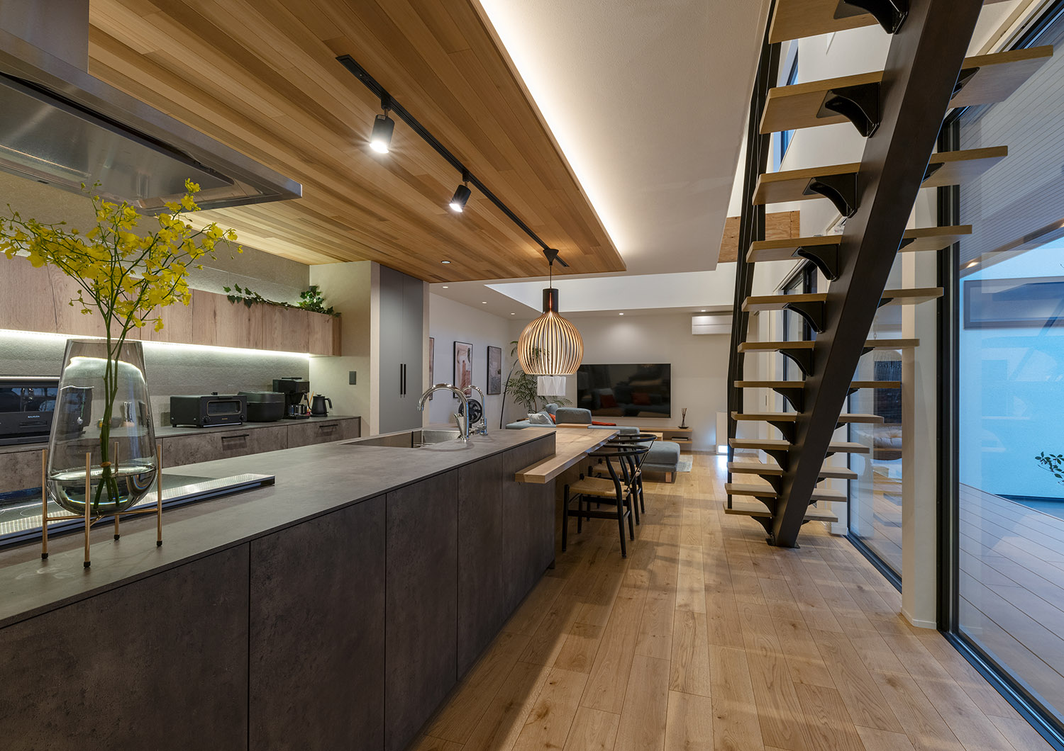 木目の下がり天井に間接照明やスポットライトが取り付けられたキッチン・デザイン住宅 注文住宅・デザイン住宅建築実例_『CASE757 トキノエンガワ』_LDK