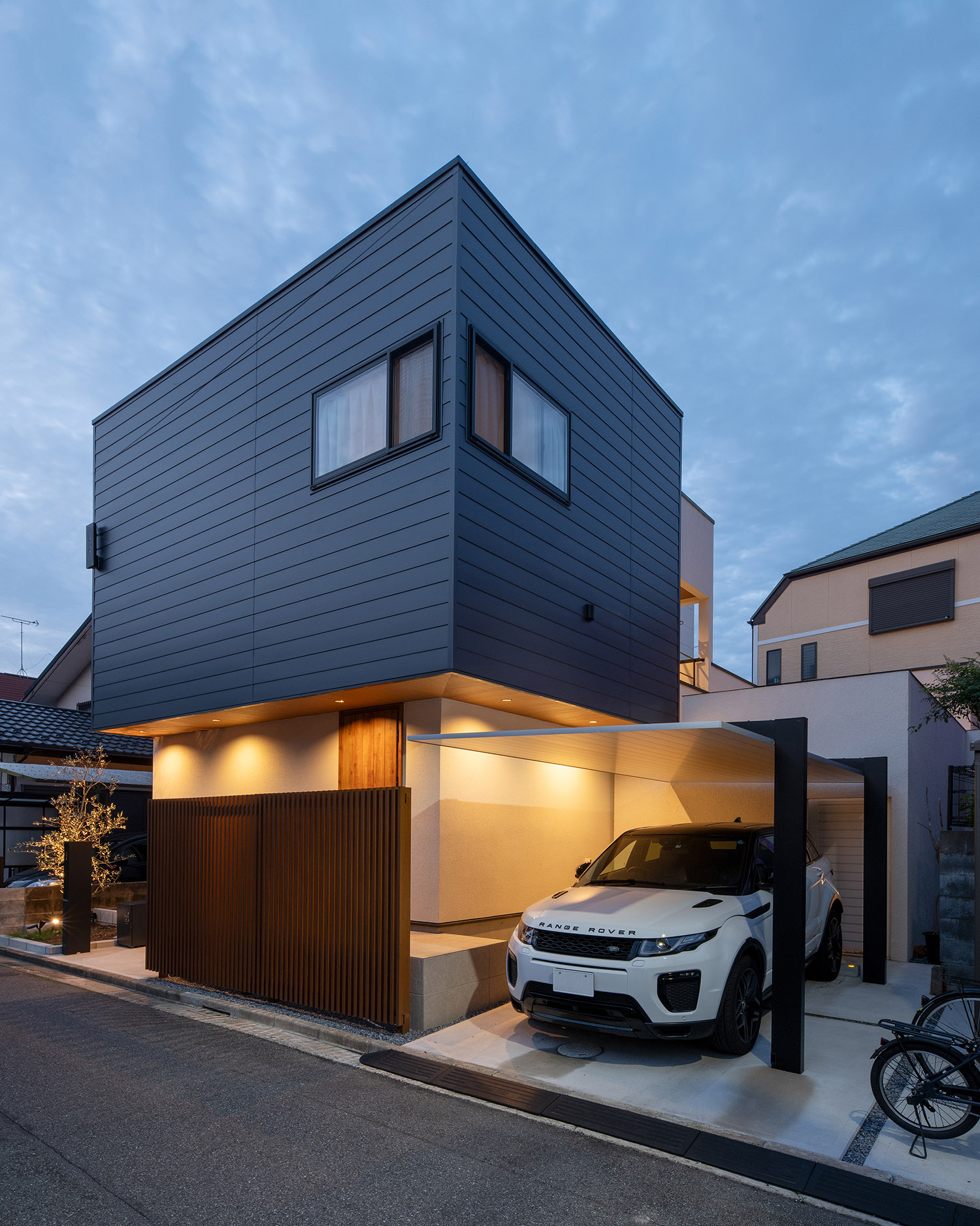 外壁が軒天井のダウンライトによって照らされる住宅の外観・デザイン住宅 注文住宅・デザイン住宅建築実例_『CASE757 トキノエンガワ』_外観