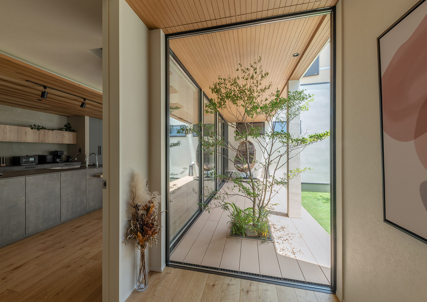 廊下からフラットに縁側へと繋がるように見える大開口窓・デザイン住宅 注文住宅・デザイン住宅建築実例_『CASE757 トキノエンガワ』_玄関