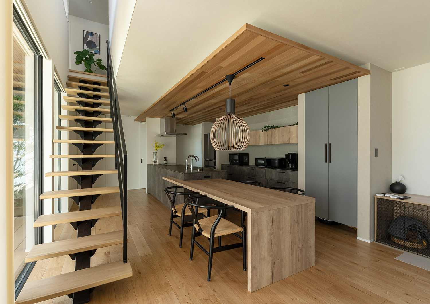 窓際に、木のスケルトン階段があるLDK・デザイン住宅 注文住宅・デザイン住宅建築実例_『CASE757 トキノエンガワ』_LDK