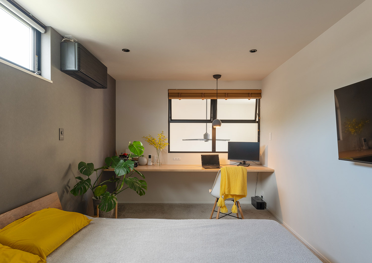 デスクが付けられた壁に室内窓が設けられ、吹き抜けの様子が見える寝室・デザイン住宅 注文住宅・デザイン住宅建築実例_『CASE757 トキノエンガワ』_寝室