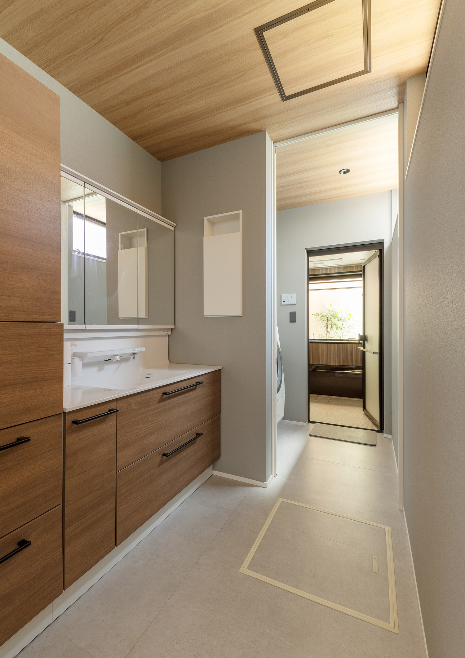 収納が木目の扉で統一され、天井も木目の洗面所・デザイン住宅 注文住宅・デザイン住宅建築実例_『CASE757 トキノエンガワ』_浴室・洗面所
