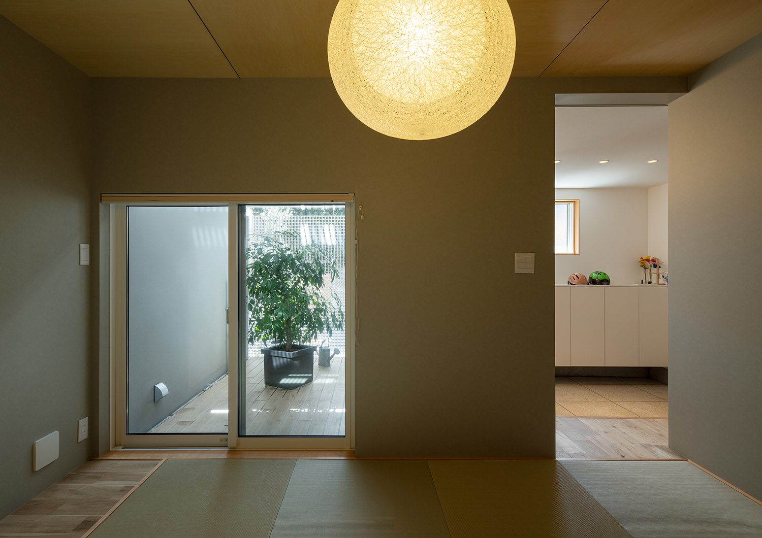 玄関や中庭にアクセスできる和室