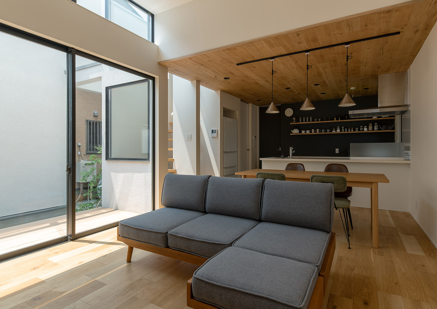 中庭をフラットにつながった広いリビング