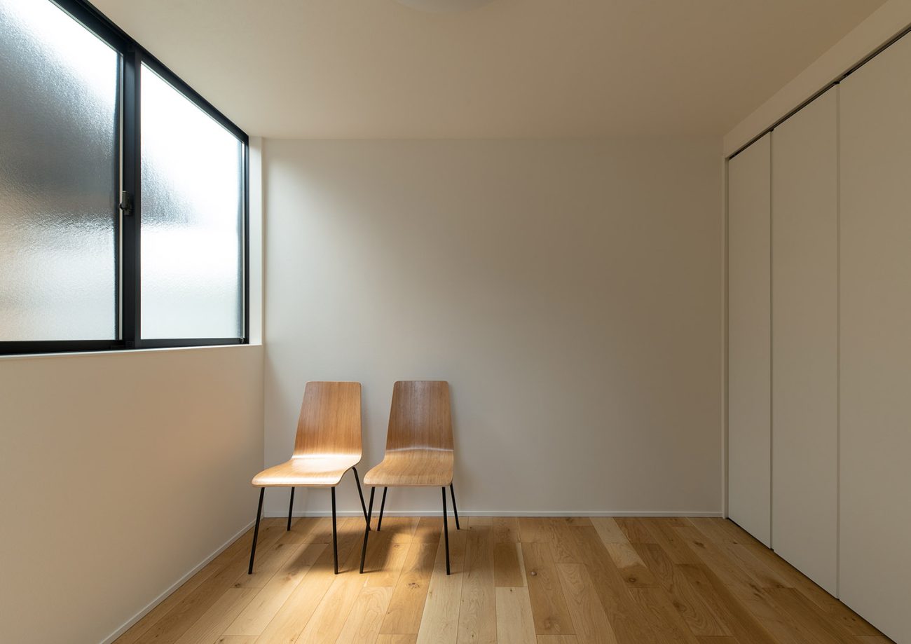 すりガラスの窓を取り付けたシンプルな子供部屋・デザイン住宅 注文住宅・デザイン住宅建築実例_『CASE759 陽光照らすイエ』_子供部屋