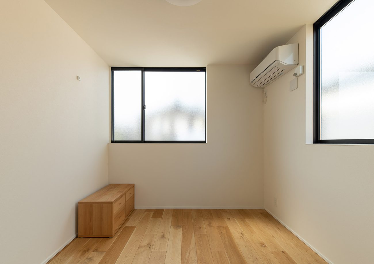 二方向に曇りガラスの窓を設けた明るくナチュラルな子供部屋・デザイン住宅 注文住宅・デザイン住宅建築実例_『CASE759 陽光照らすイエ』_子供部屋