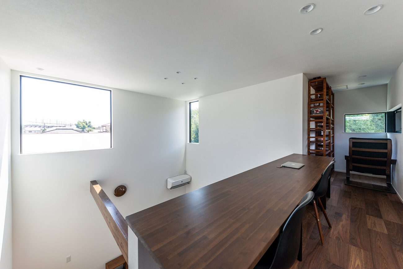 吹き抜けに面したスペースにある開放的なワークスペース・デザイン住宅 注文住宅・デザイン住宅建築実例_『CASE763 ソト黒ウチ白』_書斎