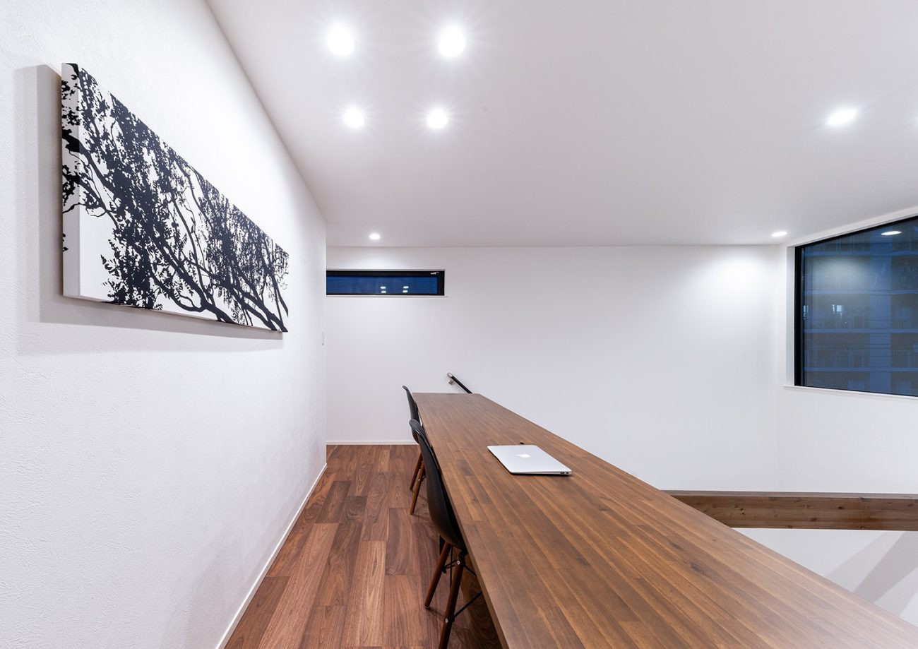 天井にダウンライトを取り付けた、吹き抜けに面した書斎・デザイン住宅 注文住宅・デザイン住宅建築実例_『CASE763 ソト黒ウチ白』_書斎
