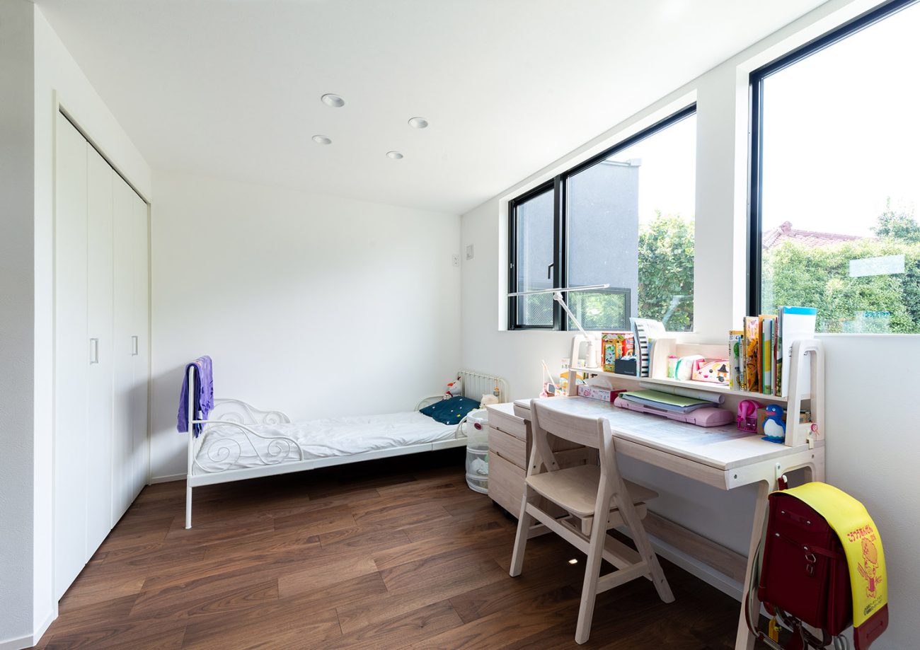 ベッドと勉強机を置いた、窓から光がはいる明るい子供部屋・デザイン住宅 注文住宅・デザイン住宅建築実例_『CASE763 ソト黒ウチ白』_子供部屋