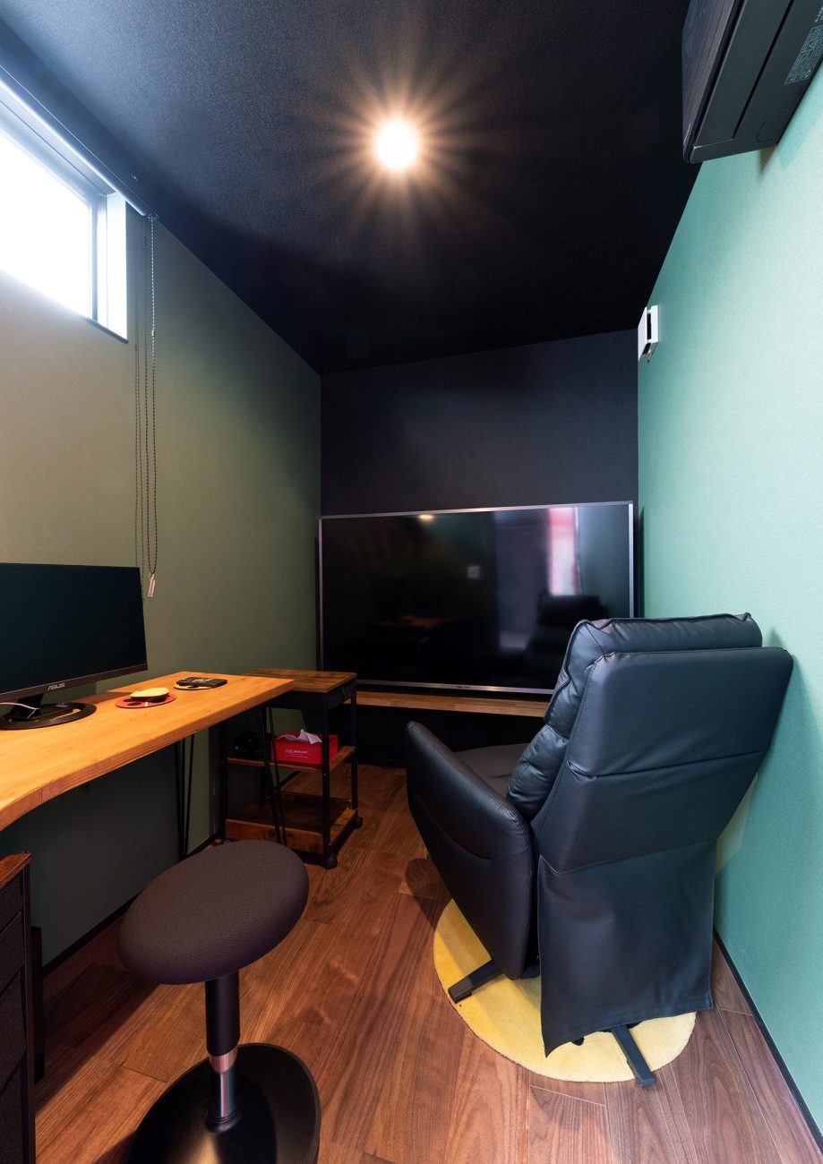 緑のアクセントクロスがあるコンパクトな書斎・デザイン住宅 注文住宅・デザイン住宅建築実例_『CASE765 イロ色のイエ』_書斎