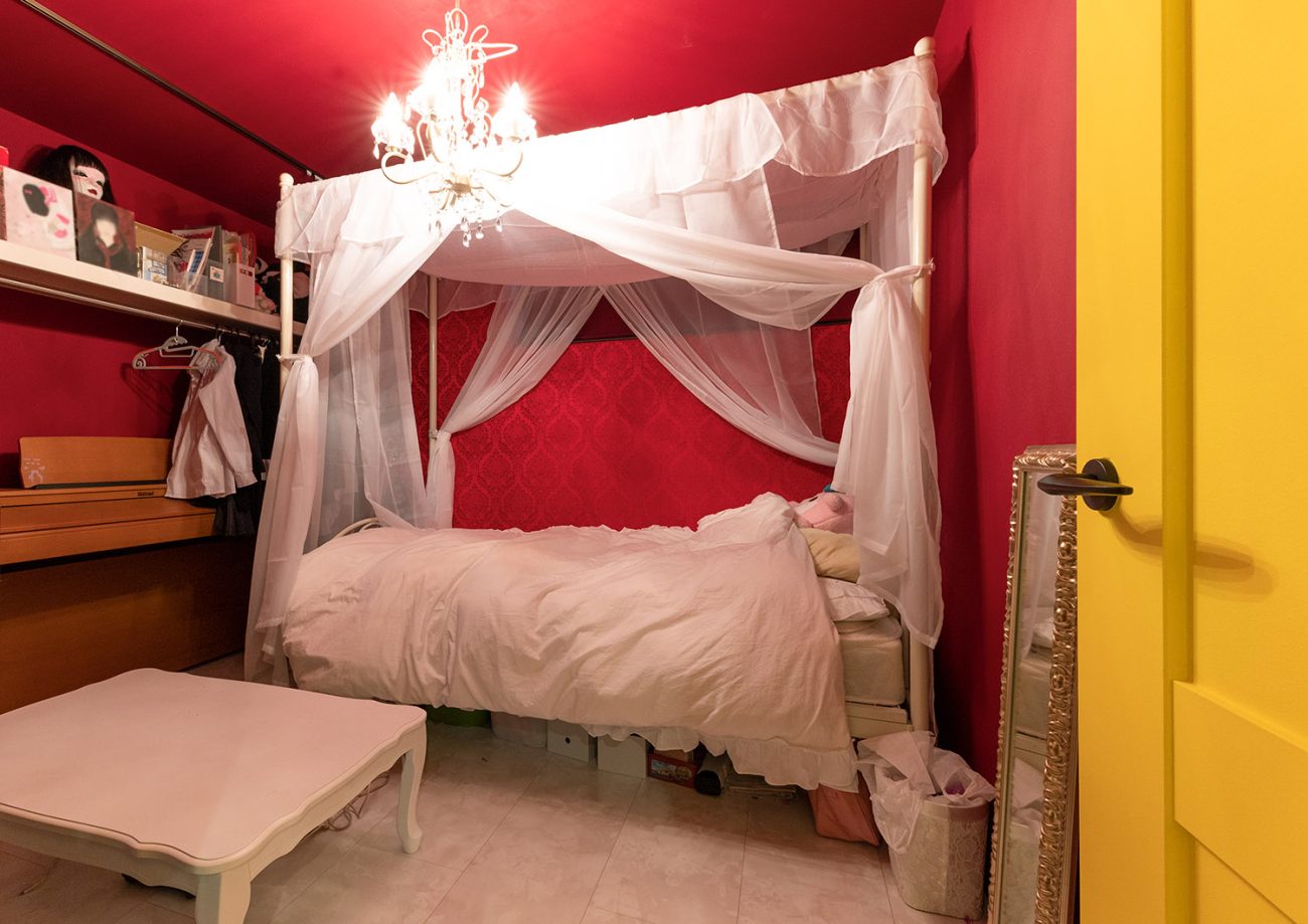 赤い壁の部屋に天蓋付きのベッドやシャンデリアがある 注文住宅・デザイン住宅建築実例_『CASE765 イロ色のイエ』_子供部屋