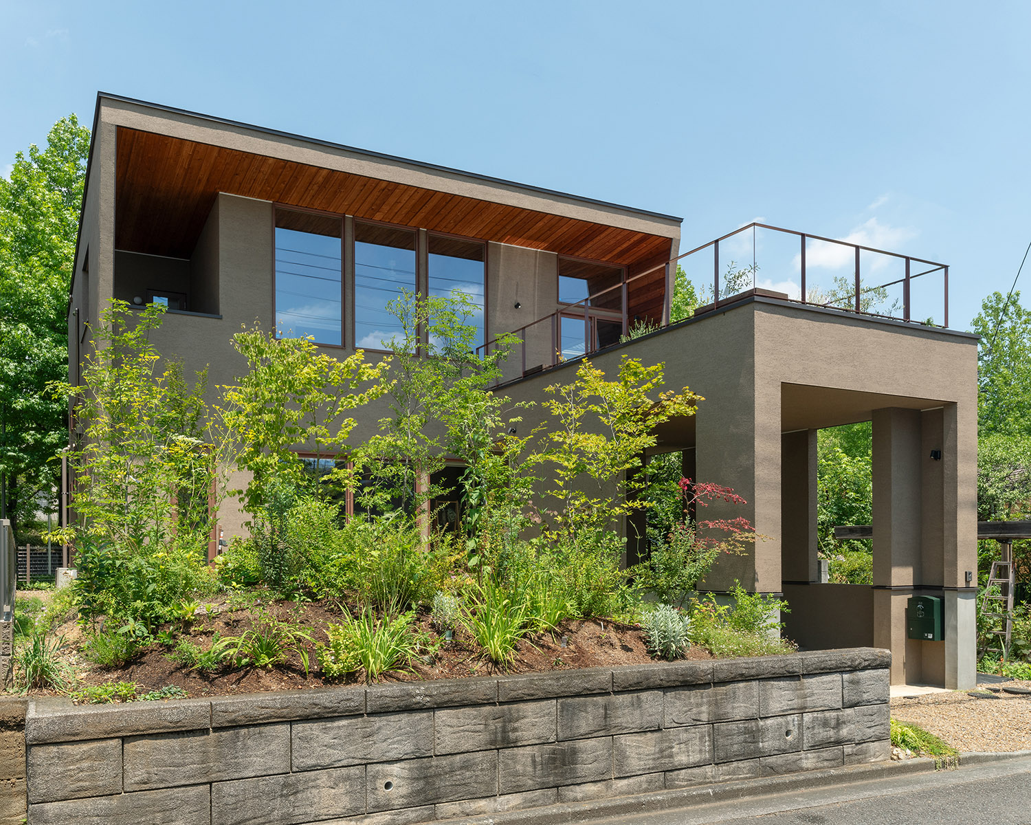 植栽が植えられた高級感のある外観の家・デザイン住宅 注文住宅・デザイン住宅建築実例_『CASE767 ウチソトのドマ』_外観