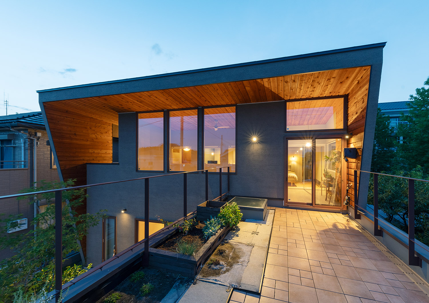 木目の軒天井が照明に照らされたおしゃれな家・デザイン住宅 注文住宅・デザイン住宅建築実例_『CASE767 ウチソトのドマ』_外観