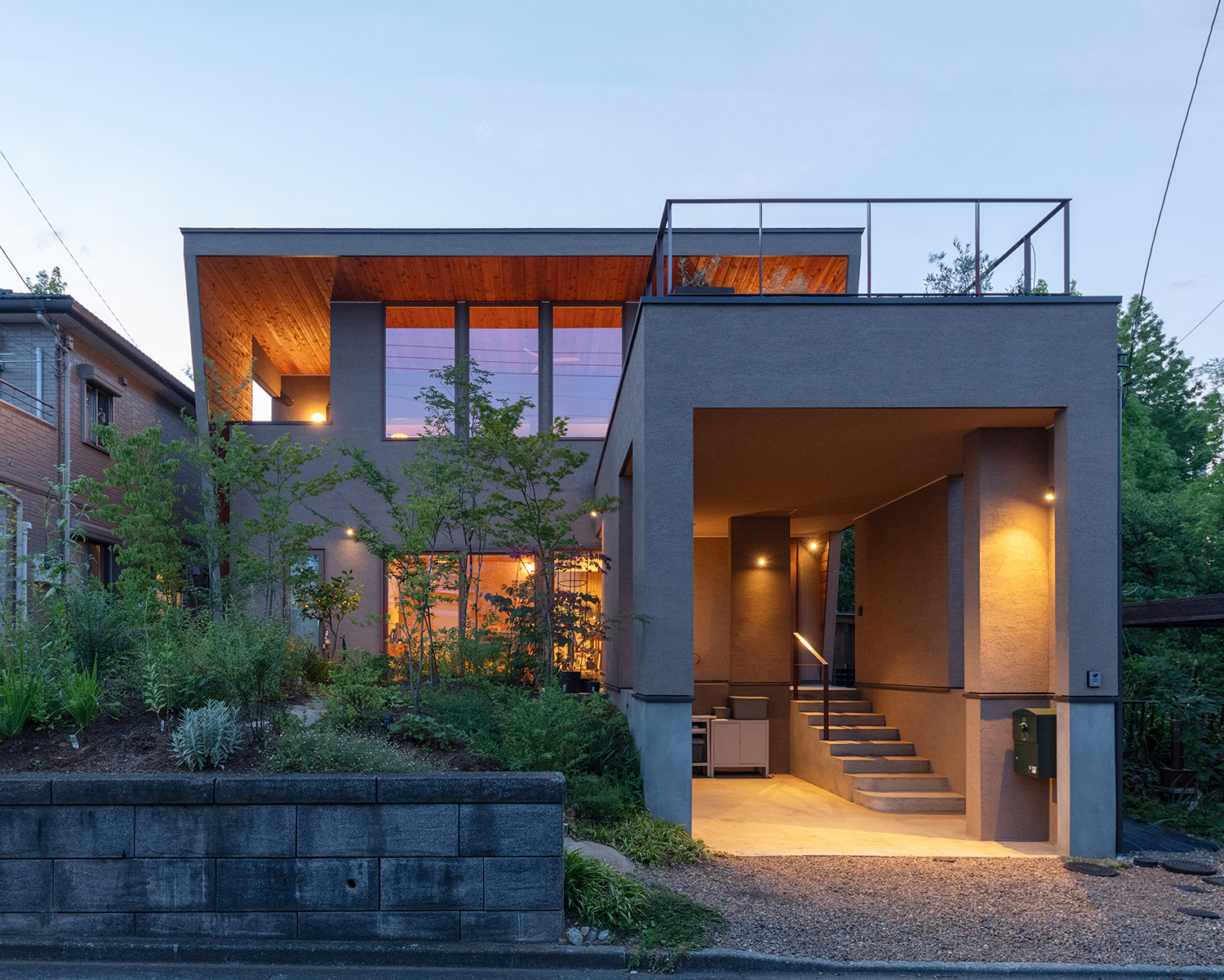 照明を取り付けたインナーガレージがあるおしゃれな家・デザイン住宅 注文住宅・デザイン住宅建築実例_『CASE767 ウチソトのドマ』_外観