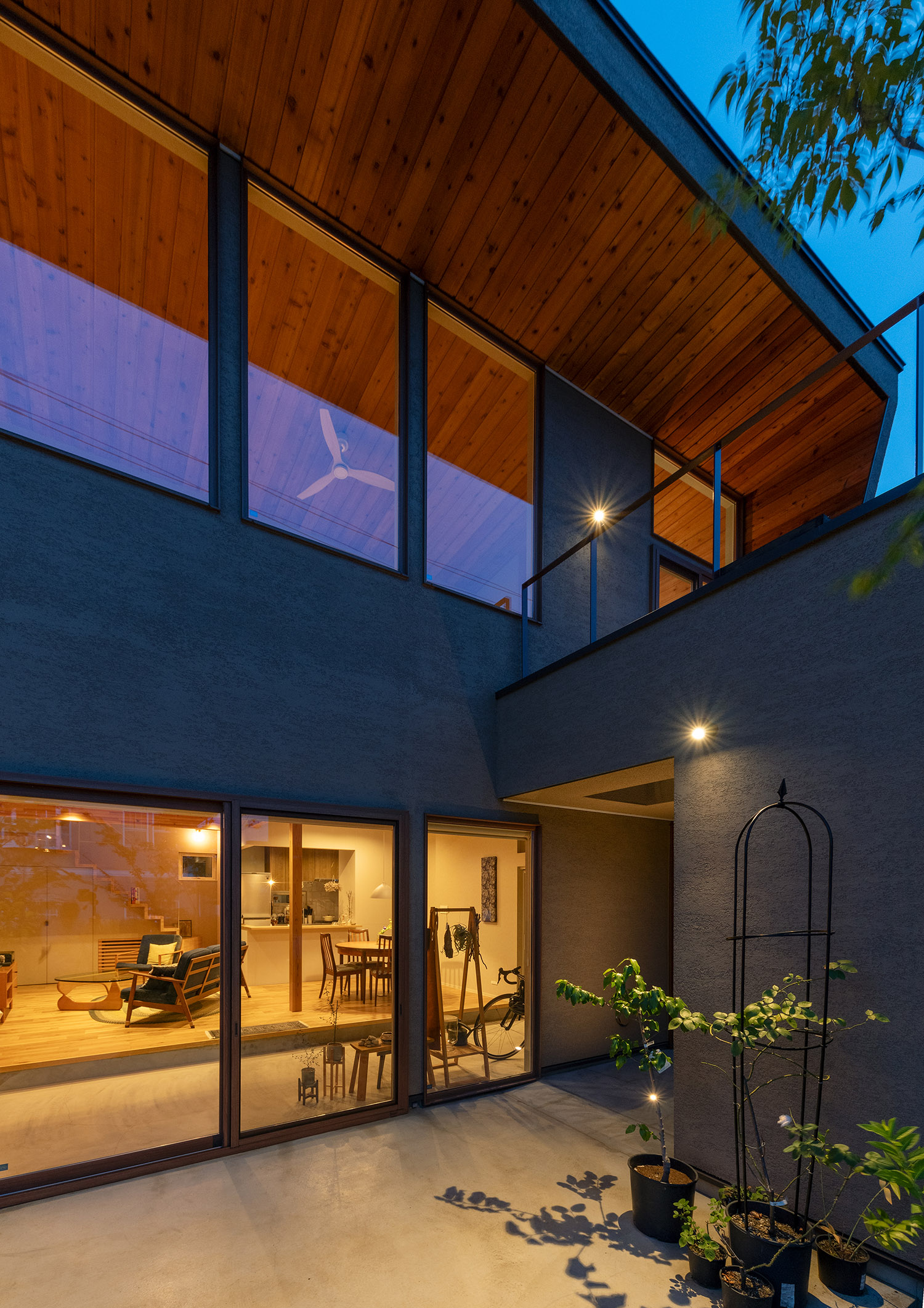 大きな窓からLDKが見える開放的なテラス・デザイン住宅 注文住宅・デザイン住宅建築実例_『CASE767 ウチソトのドマ』_外観