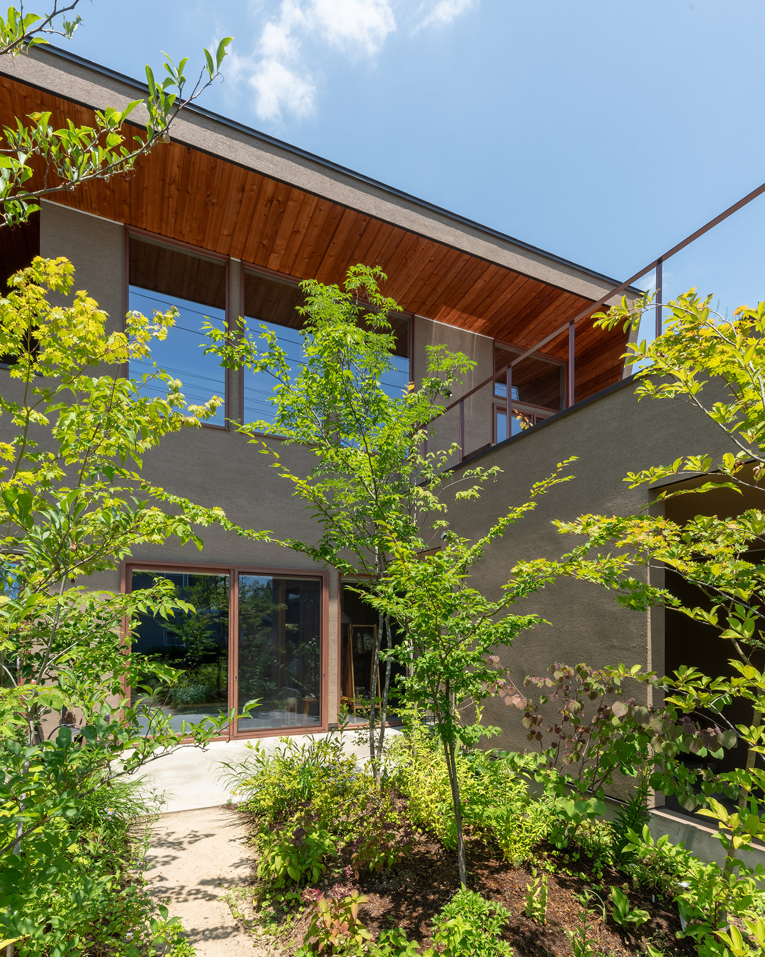 植栽で目隠しがされたテラスがあるおしゃれな外観の家・デザイン住宅 注文住宅・デザイン住宅建築実例_『CASE767 ウチソトのドマ』_外観