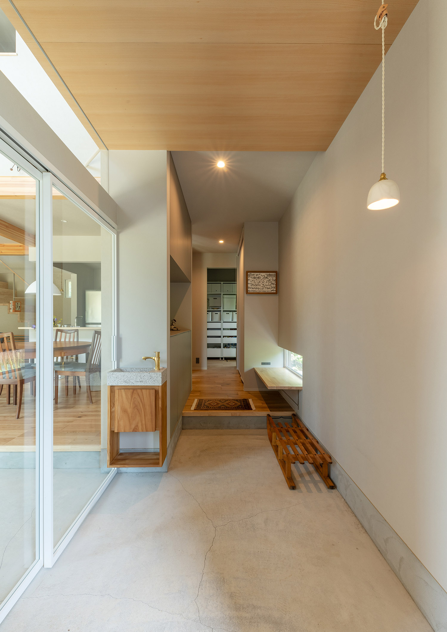 角に手洗いカウンターがある土間玄関・デザイン住宅 注文住宅・デザイン住宅建築実例_『CASE767 ウチソトのドマ』_玄関