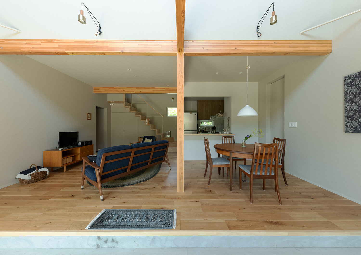 木のインテリアを中心とした温かみのあるLDK・デザイン住宅 注文住宅・デザイン住宅建築実例_『CASE767 ウチソトのドマ』_LDK