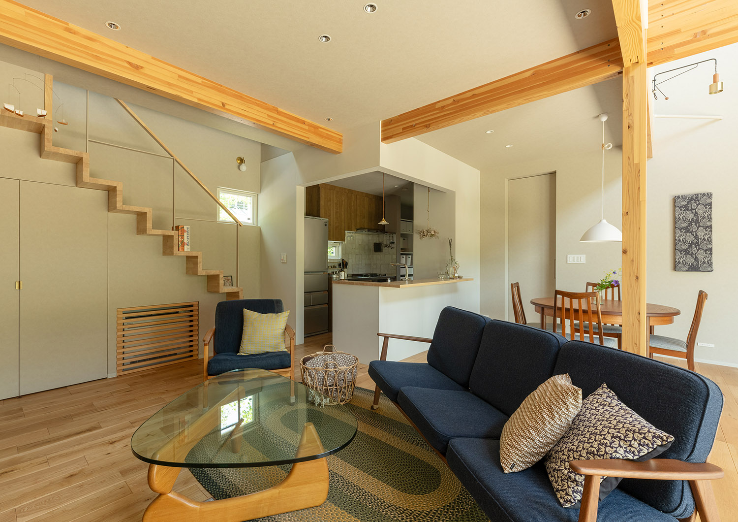 半個室になったキッチンがあるおしゃれなLDK・デザイン住宅 注文住宅・デザイン住宅建築実例_『CASE767 ウチソトのドマ』_LDK