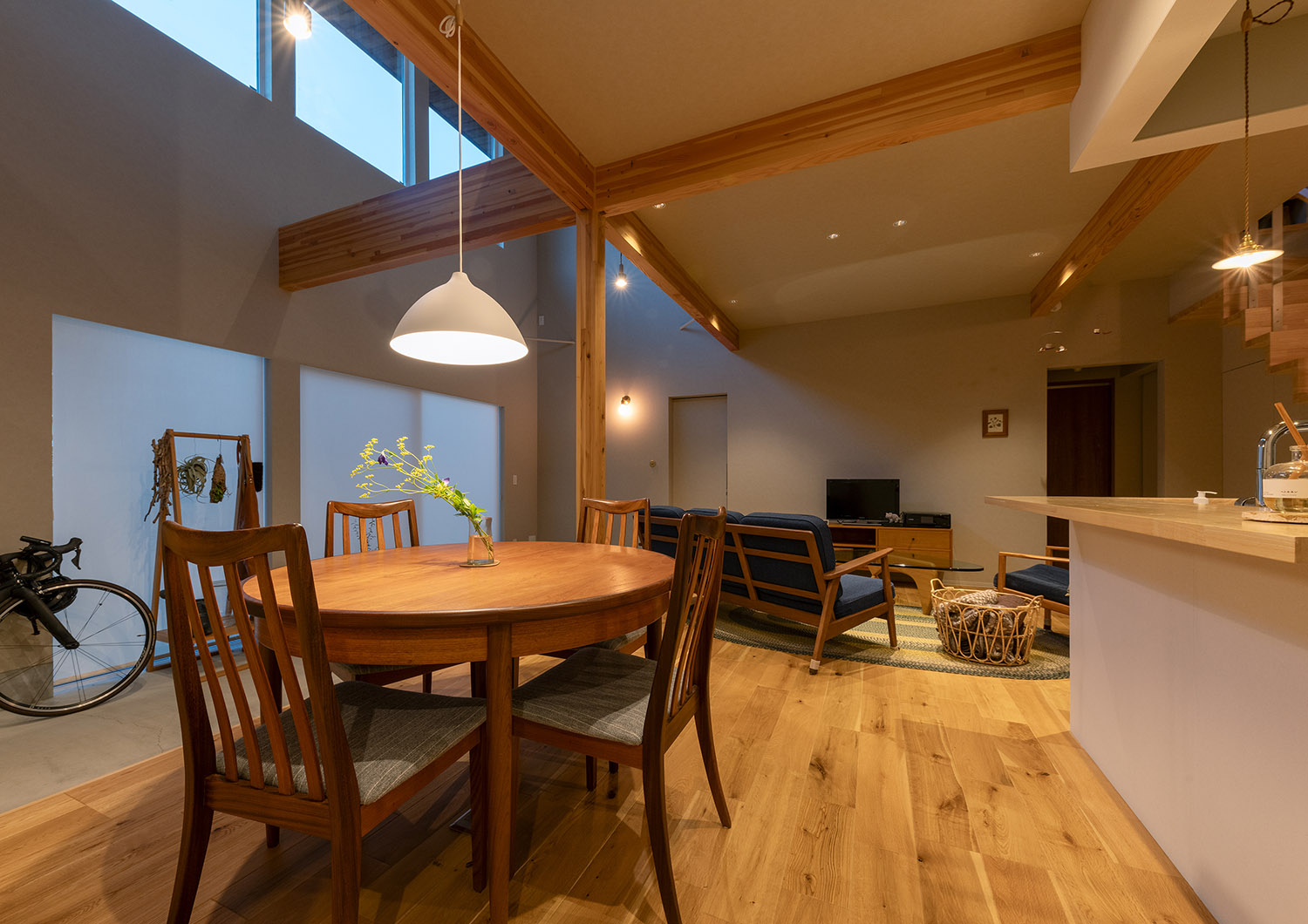 丸いダイニングテーブルにペンダントライトが取り付けられたナチュラルなLDK・デザイン住宅 注文住宅・デザイン住宅建築実例_『CASE767 ウチソトのドマ』_LDK