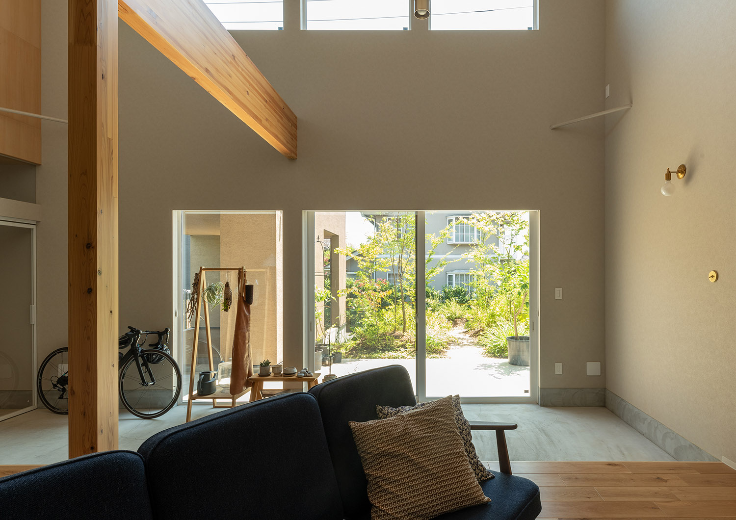 テラスとフラットに繋がる吹き抜けのLDK・デザイン住宅 注文住宅・デザイン住宅建築実例_『CASE767 ウチソトのドマ』_LDK