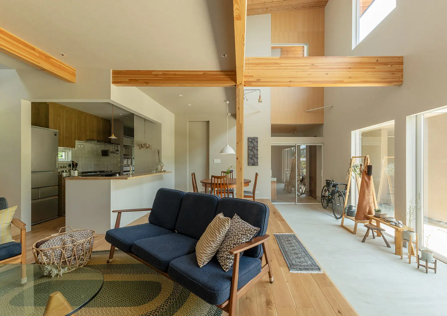 土間と繋がる開放的な注文住宅のリビング