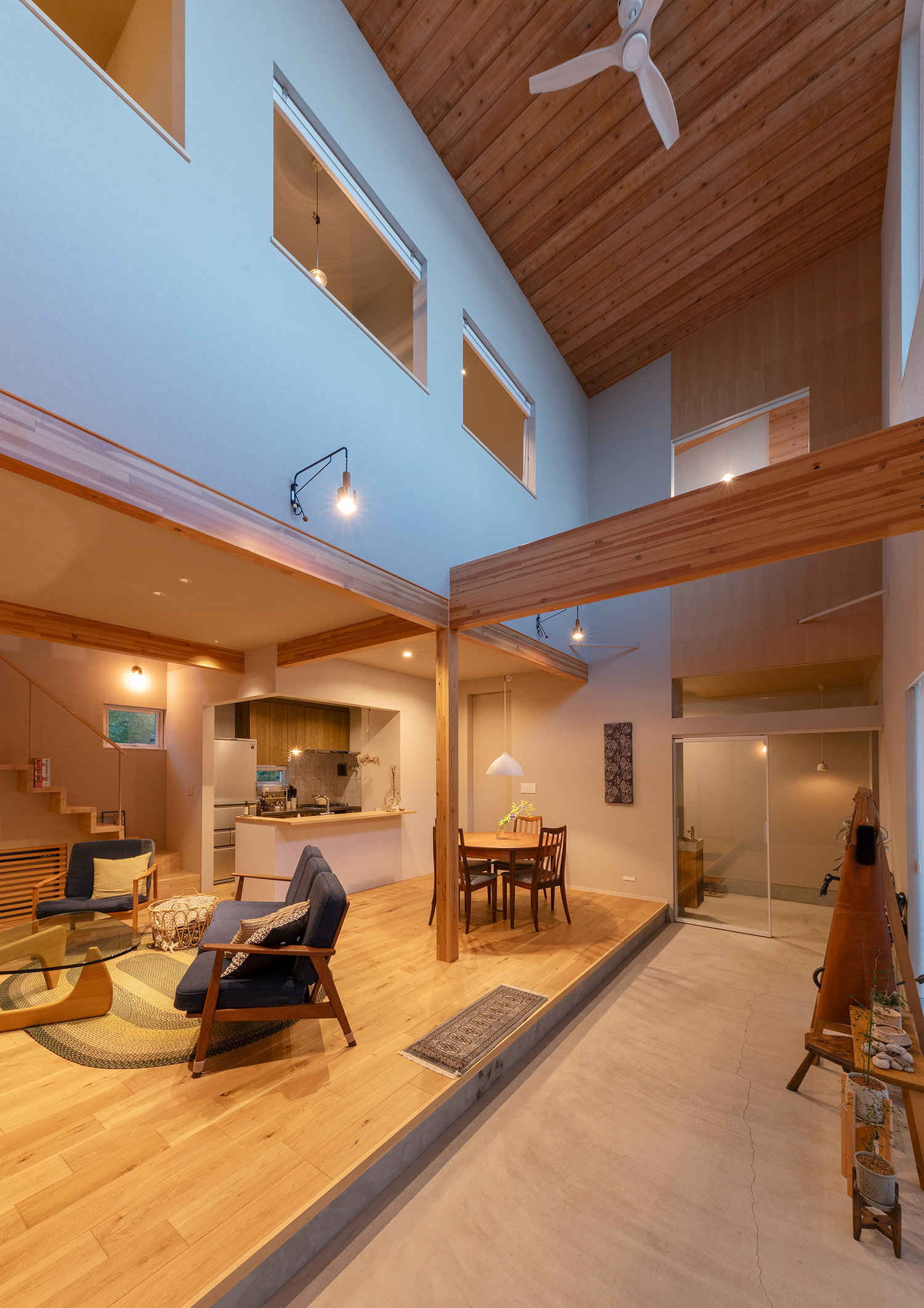 木目の天井で梁見せの吹き抜け・デザイン住宅 注文住宅・デザイン住宅建築実例_『CASE767 ウチソトのドマ』_LDK