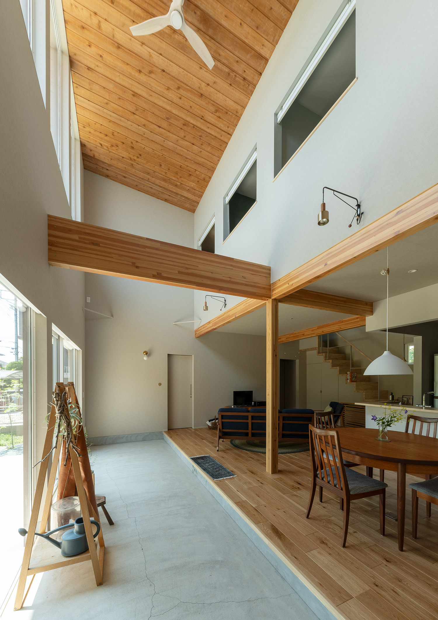 木目の天井にシーリングファンが取り付けられた吹き抜けの土間・デザイン住宅 注文住宅・デザイン住宅建築実例_『CASE767 ウチソトのドマ』_LDK