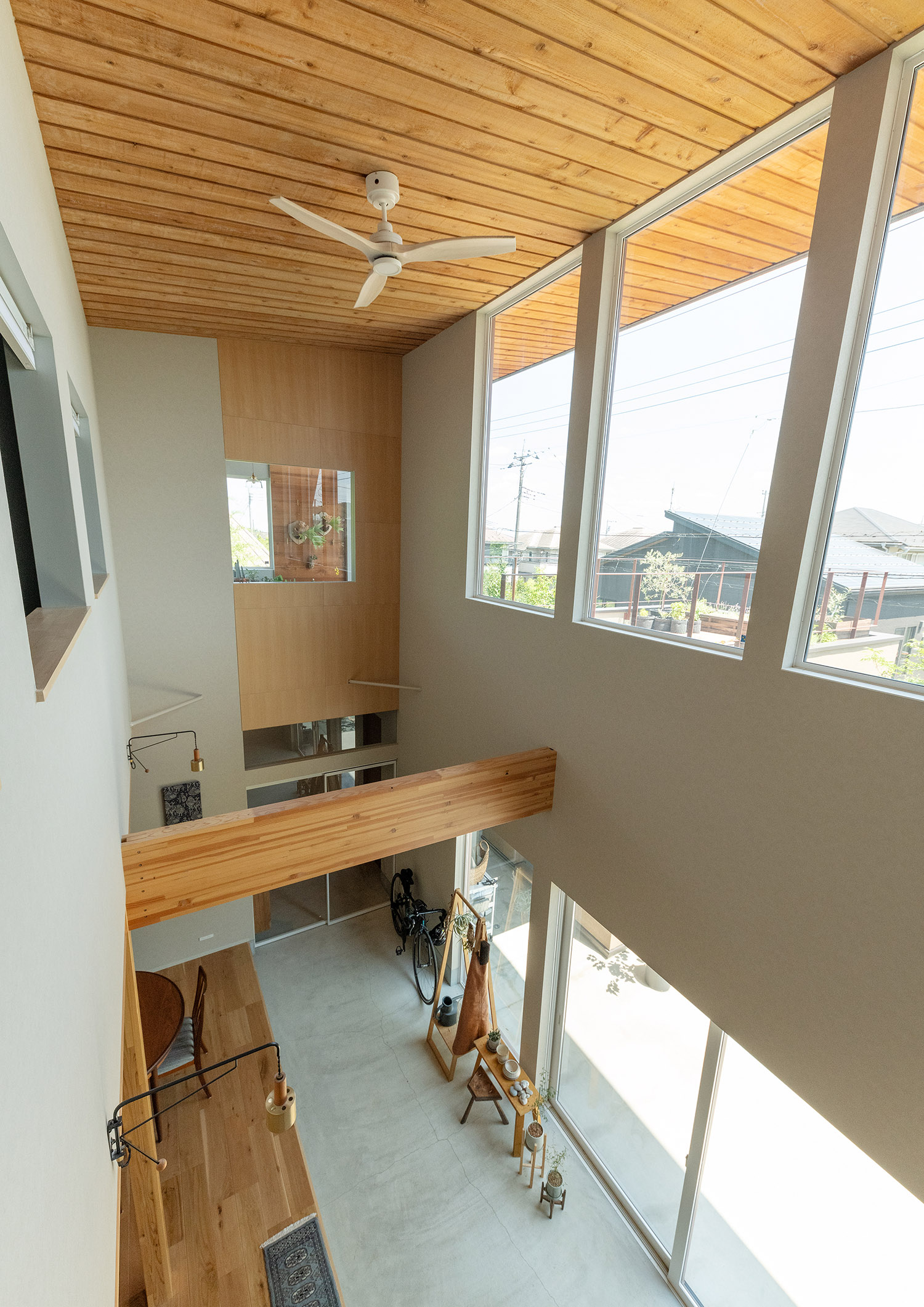 吹き抜けの天井と軒天井が繋がるようなデザイン・デザイン住宅 注文住宅・デザイン住宅建築実例_『CASE767 ウチソトのドマ』_LDK