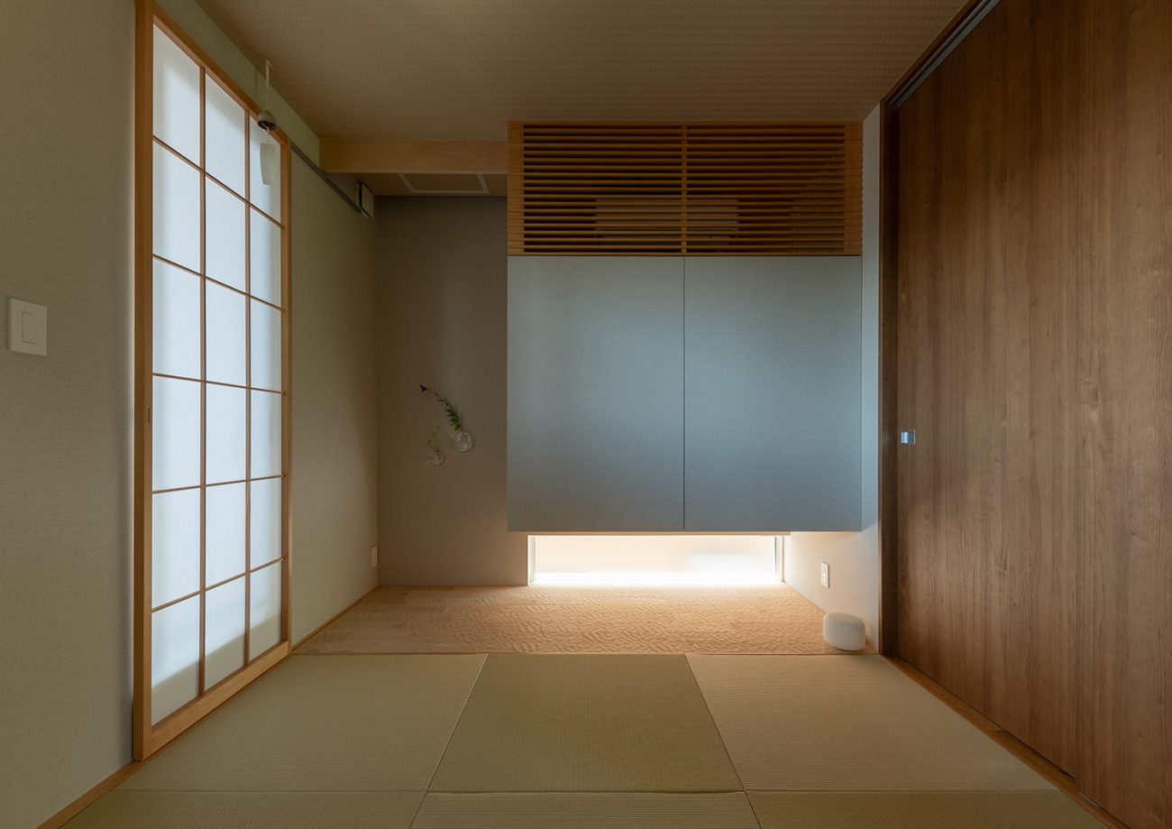 浮いたデザインの収納の下に間接照明を取り付けたシンプルモダンな和室・デザイン住宅 注文住宅・デザイン住宅建築実例_『CASE767 ウチソトのドマ』_和室