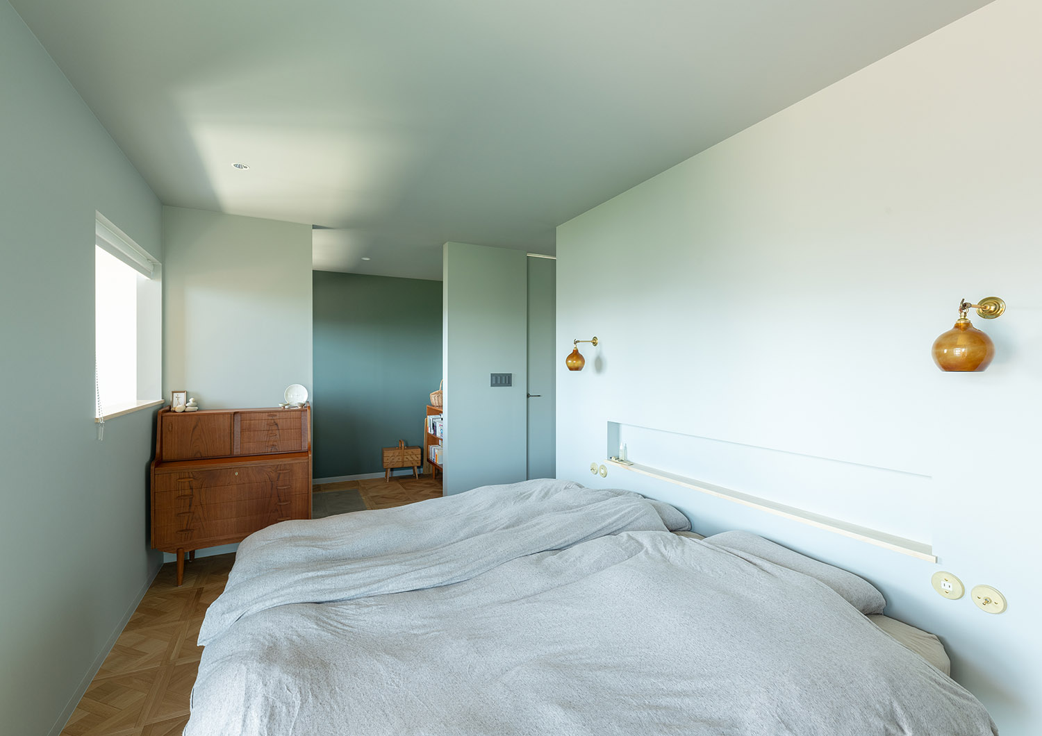 枕元にニッチ壁を取り付けたシンプルな寝室・デザイン住宅 注文住宅・デザイン住宅建築実例_『CASE767 ウチソトのドマ』_寝室