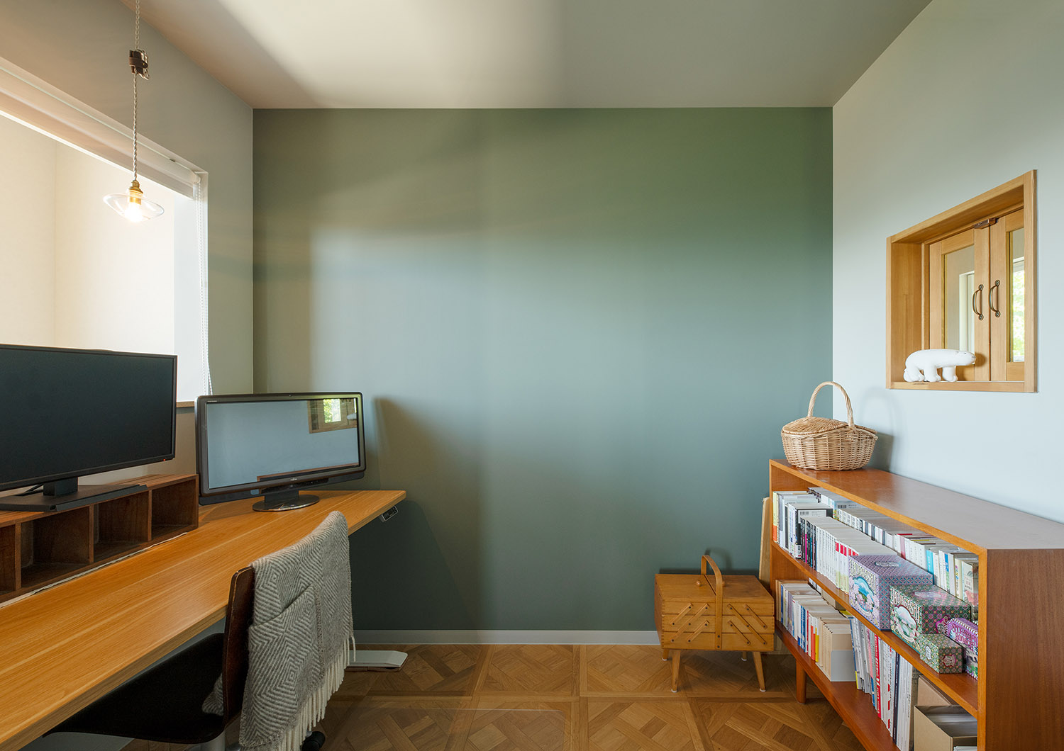 グリーンのアクセントクロスがある寝室の奥にある書斎・デザイン住宅 注文住宅・デザイン住宅建築実例_『CASE767 ウチソトのドマ』_書斎