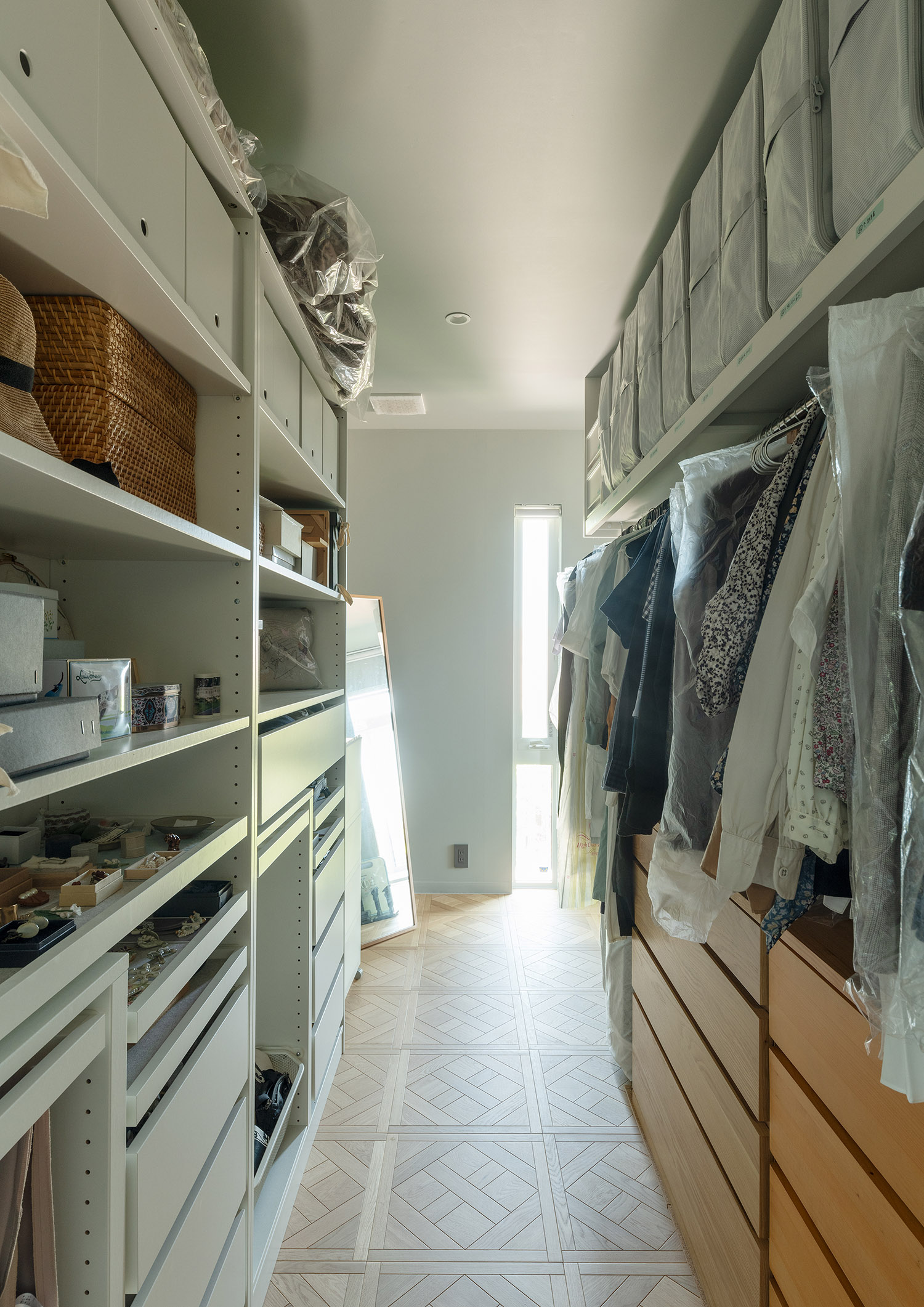 洋服以外も豊富に収納できるウォークインクローゼット・デザイン住宅 注文住宅・デザイン住宅建築実例_『CASE767 ウチソトのドマ』_寝室