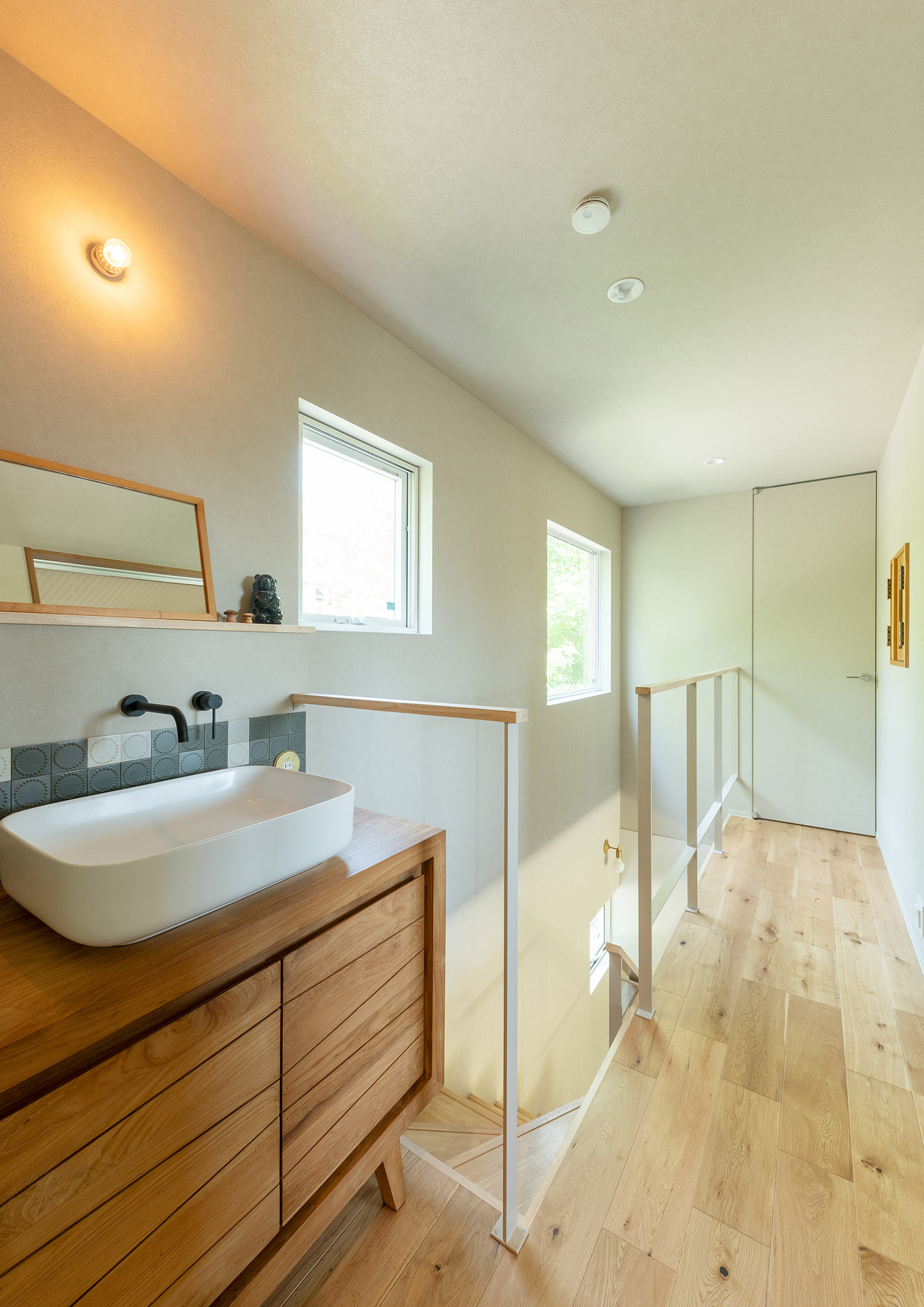 廊下にある手洗いカウンター・デザイン住宅 注文住宅・デザイン住宅建築実例_『CASE767 ウチソトのドマ』_浴室・洗面所