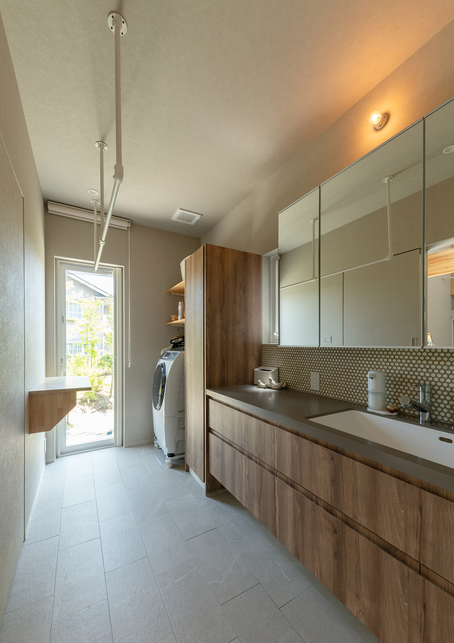 勝手口から外に出られる広い洗面所・デザイン住宅 注文住宅・デザイン住宅建築実例_『CASE767 ウチソトのドマ』_浴室・洗面所