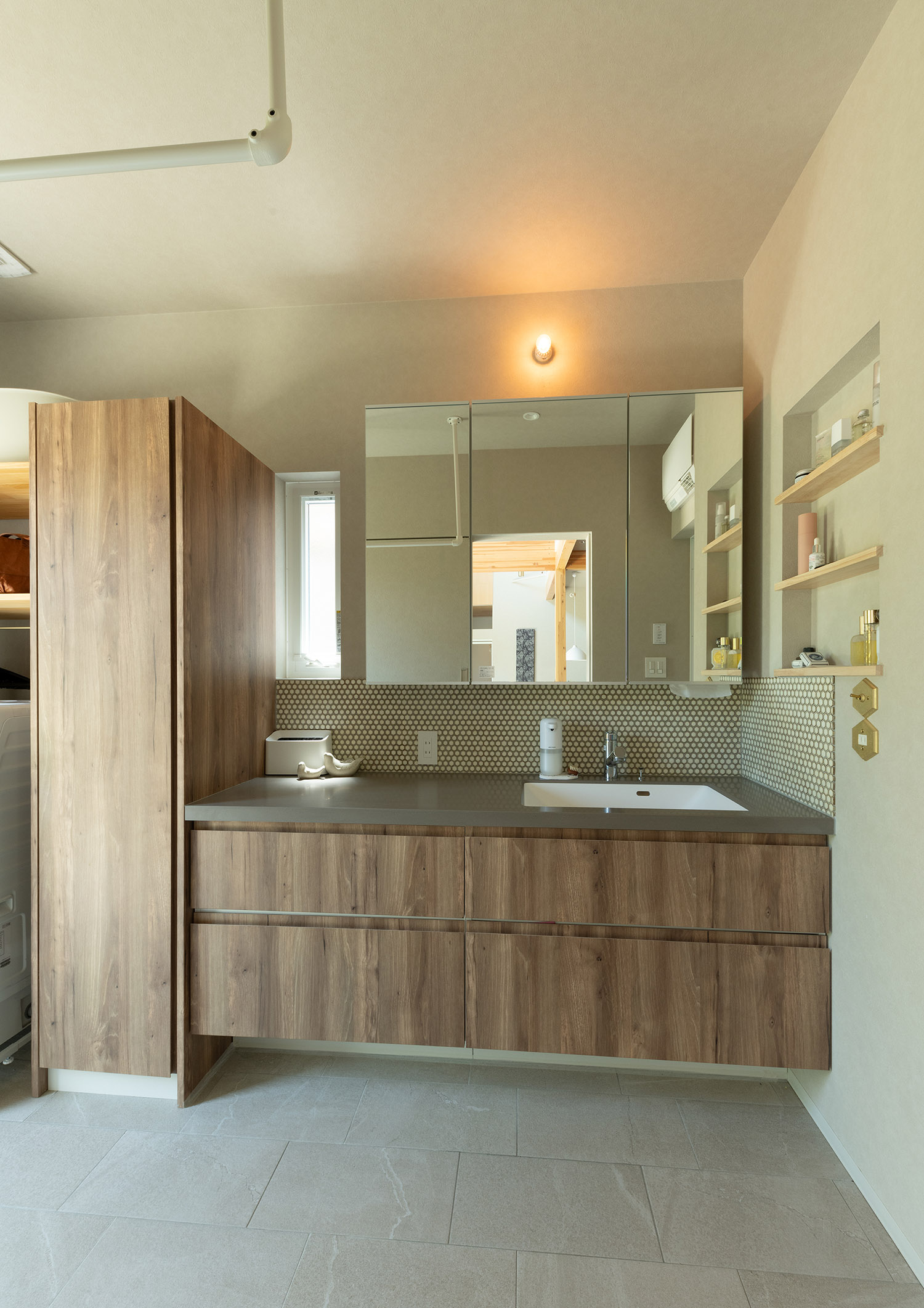 木目の収納を設けた明るくナチュラルな洗面所・デザイン住宅 注文住宅・デザイン住宅建築実例_『CASE767 ウチソトのドマ』_浴室・洗面所