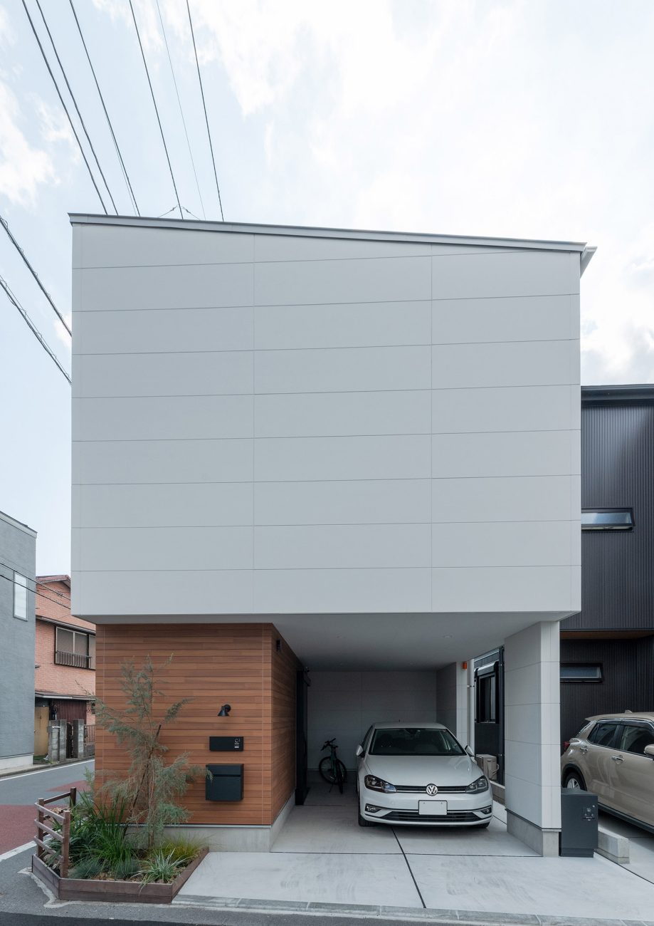 デザイン住宅建築実例_外観・注文住宅『CASE770 籠(こ)もれる家』の建築実例・施⼯例の写真・建物外観全体 注文住宅・デザイン住宅建築実例_『CASE770 籠(こ)もれる家』_外観