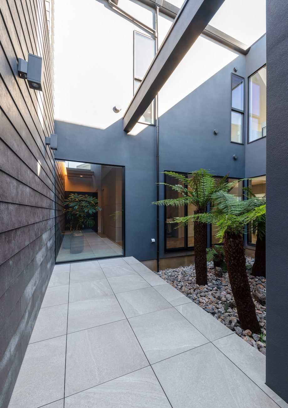 高い壁に囲まれたプライベートな中庭・デザイン住宅 注文住宅・デザイン住宅建築実例_『CASE771 VOIDS』_テラス・バルコニー