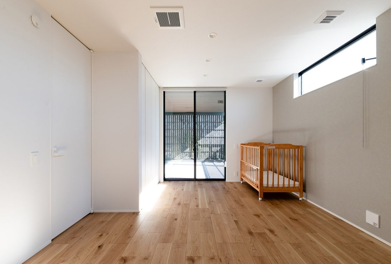 バルコニーに面した窓があるシンプルな子供部屋・デザイン住宅 注文住宅・デザイン住宅建築実例_『CASE771 VOIDS』_子供部屋