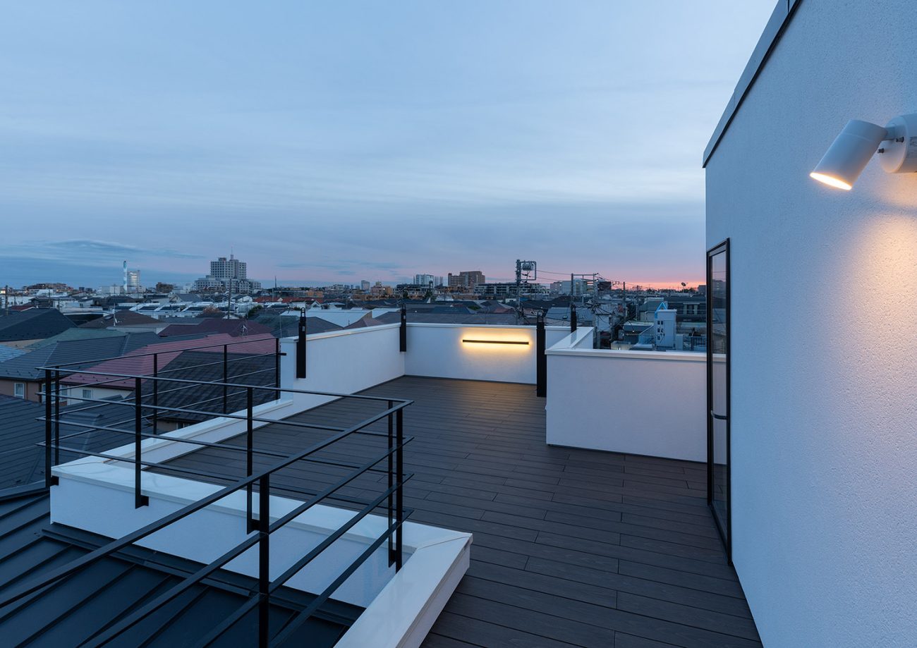 壁に間接照明を取り付けたウッドデッキのテラス・デザイン住宅 注文住宅・デザイン住宅建築実例_『CASE769 othello』_テラス・バルコニー