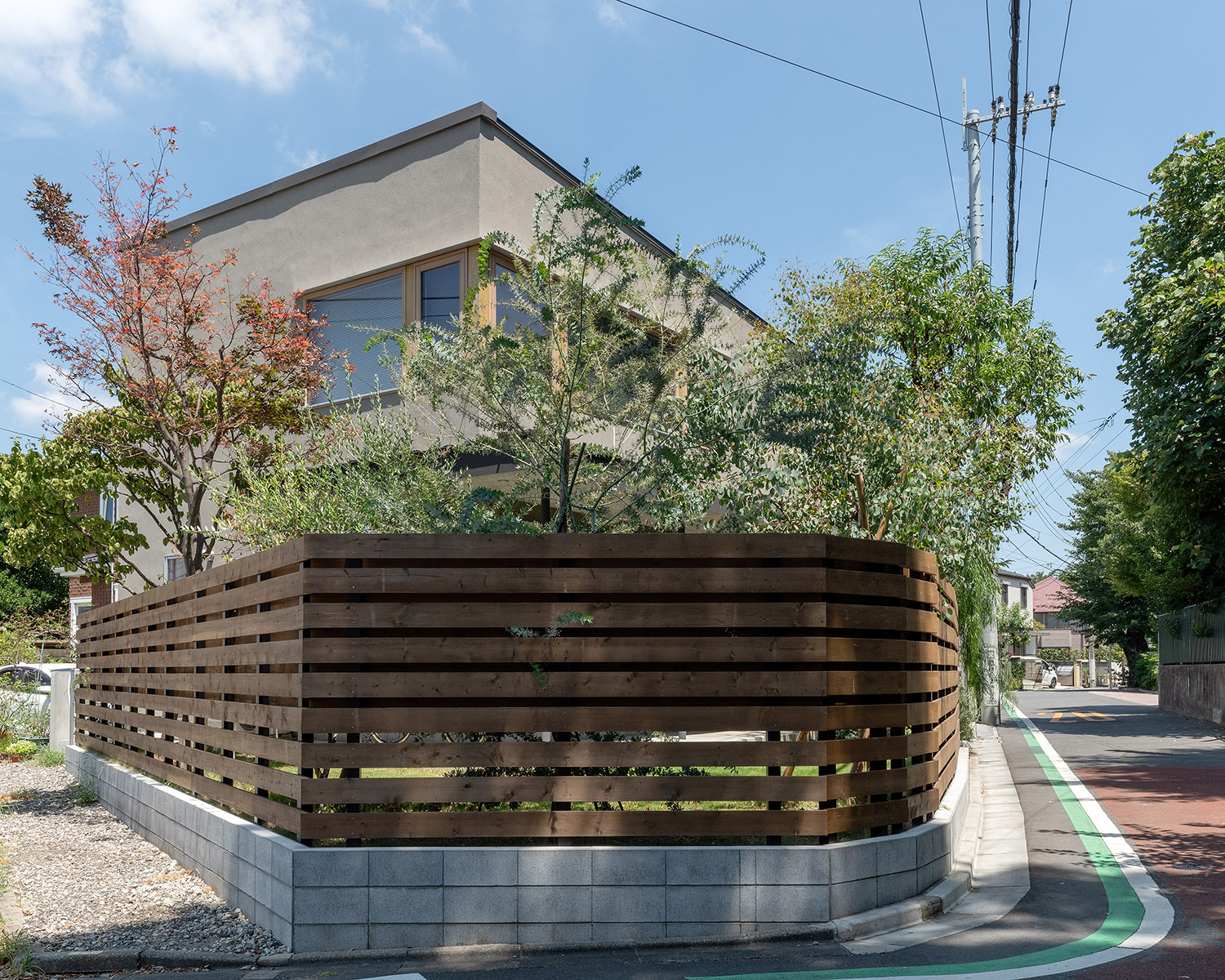 木のルーバーの目隠し壁で囲まれた庭がある角地の家・デザイン住宅 注文住宅・デザイン住宅建築実例_『CASE772 大らかにツナガル』_外観