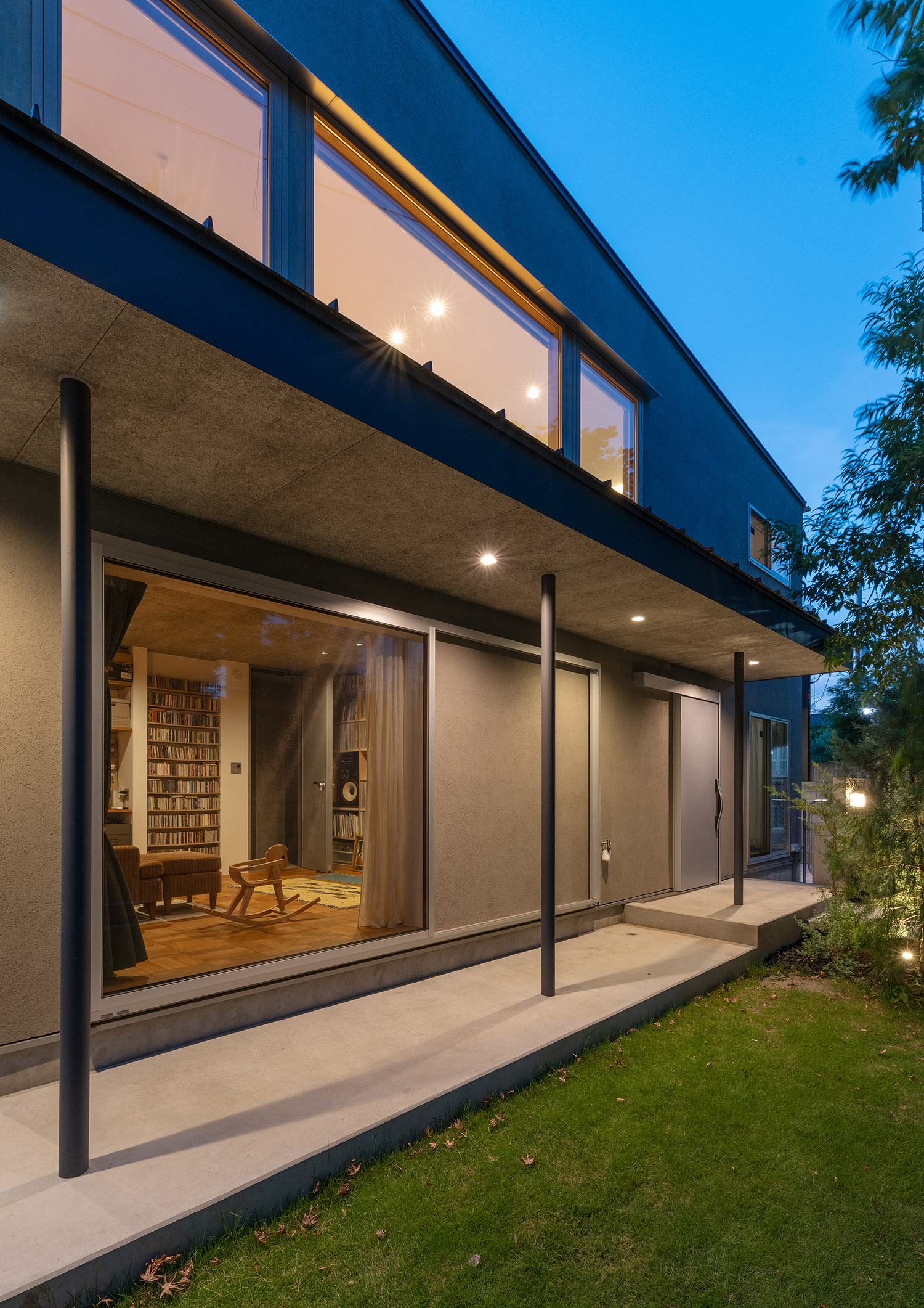 大きな窓から室内の様子が見える芝生の庭・デザイン住宅 注文住宅・デザイン住宅建築実例_『CASE772 大らかにツナガル』_庭