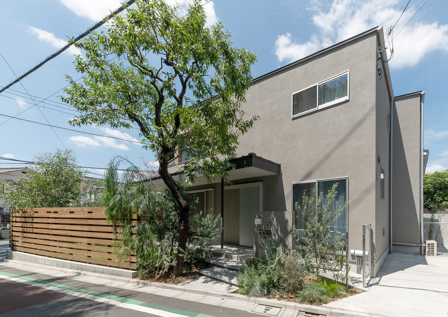 大きなシンボルツリーが玄関の前にあるグレーの外壁の家・デザイン住宅 注文住宅・デザイン住宅建築実例_『CASE772 大らかにツナガル』_外観