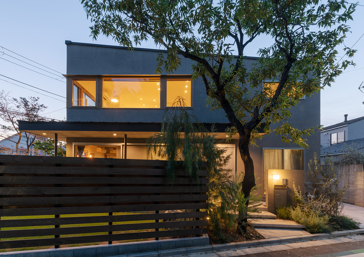 窓が多く取り付けられた、玄関の前に大きな木がある家・デザイン住宅 注文住宅・デザイン住宅建築実例_『CASE772 大らかにツナガル』_外観