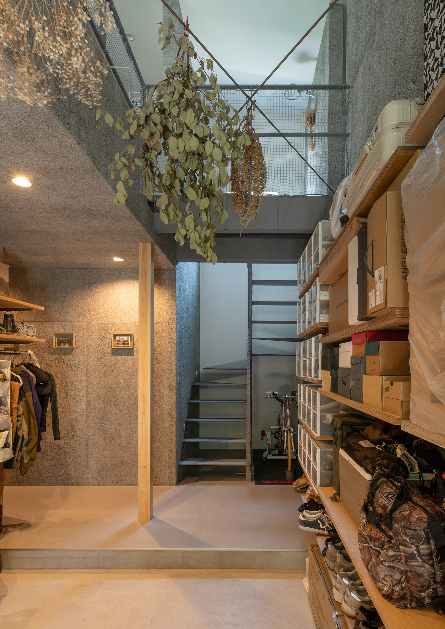 正面にスケルトン階段がある吹き抜けの広々とした土間玄関・デザイン住宅 注文住宅・デザイン住宅建築実例_『CASE772 大らかにツナガル』_玄関