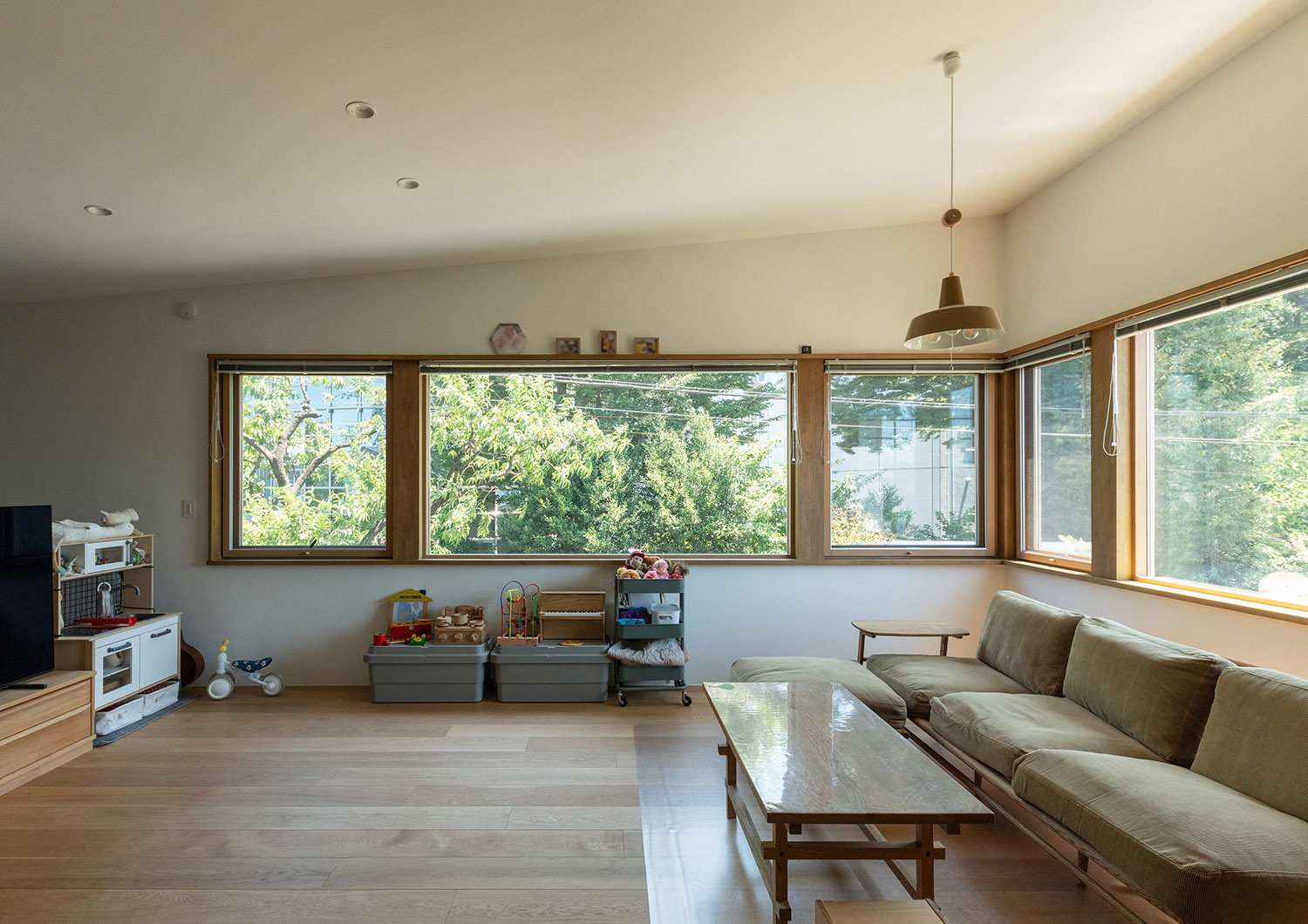 窓から緑が見える木のインテリアを中心としたLDK・デザイン住宅 注文住宅・デザイン住宅建築実例_『CASE772 大らかにツナガル』_LDK